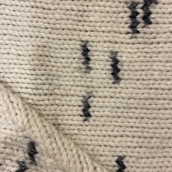Beautiful white and black knit sweater, size small - Picture 3 of 5